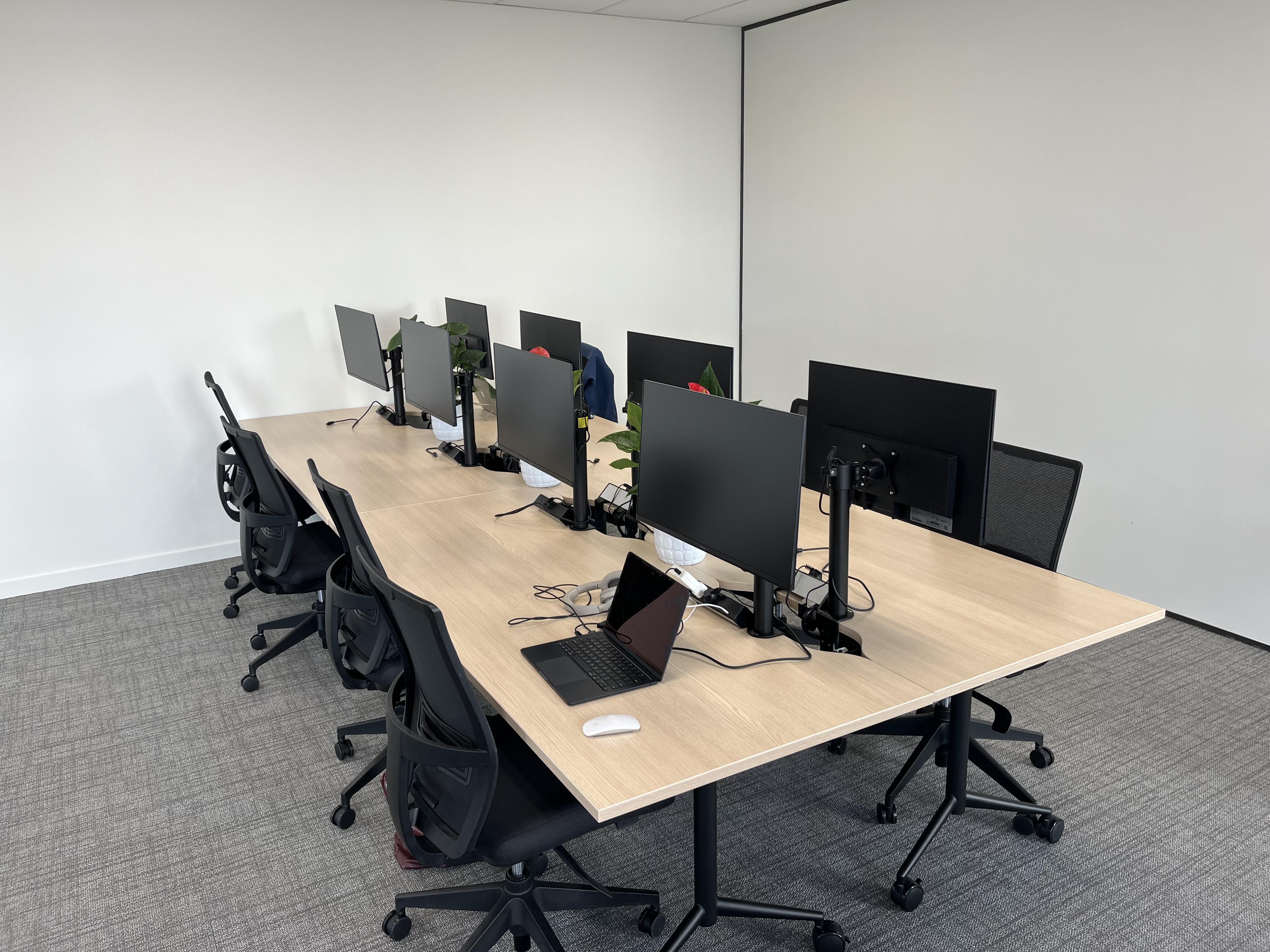 Casual hotdesk with monitors