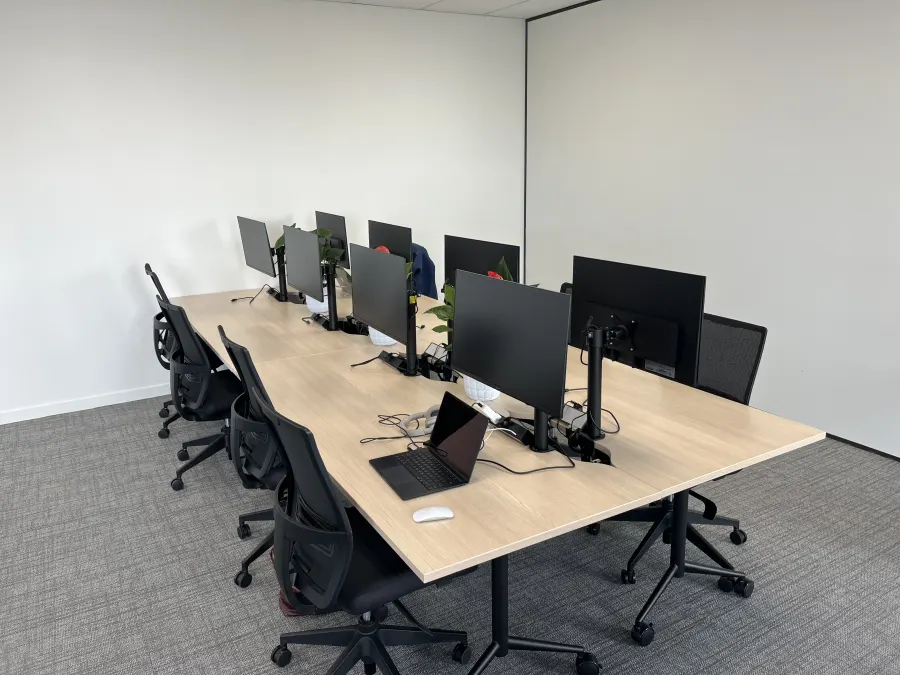 Casual hotdesk with monitors